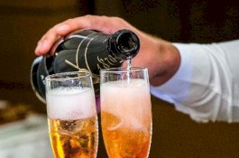 Ditegur saat Minum Alkohol, Pria Ini Penggal Kepala Istri lalu Bawa ke Kantor Polisi