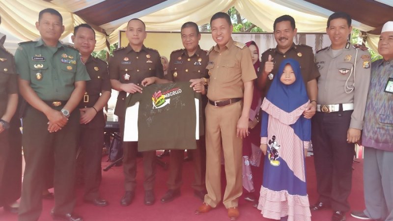 Kepala Seksi Intelijen Kejaksaan Negeri Pangkep, Mustar memberikan cendera mata kepada Bupati Pangkep, SYamsuddin Hamid, Senin (11/11/2019).