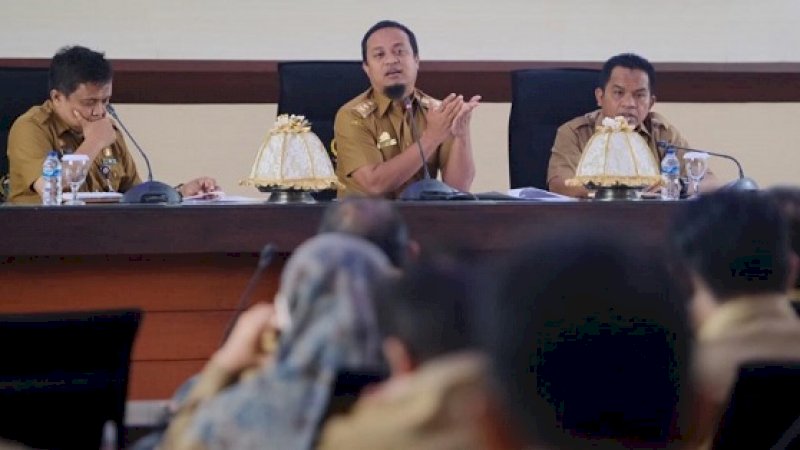 Wakil Gubernur Sulsel, Andi Sudirman Sulaiman (tengah).