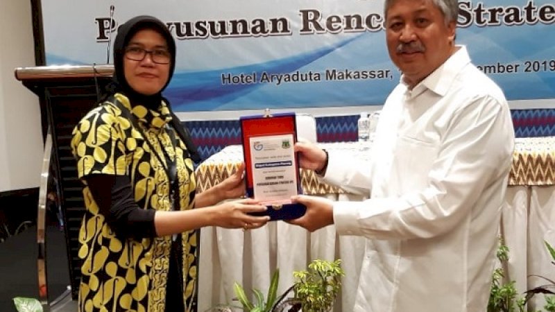 Managing Director INSPIRING, Dr Hj Marwah Yusuf, menyerahkan cenderamata kepada Bupati Pinrang, Andi Irwan Hamid, S.Sos, usai membuka Bimtek Penyusunan Renstra di Hotel Imperial Aryaduta, Selasa (12/11/2019).