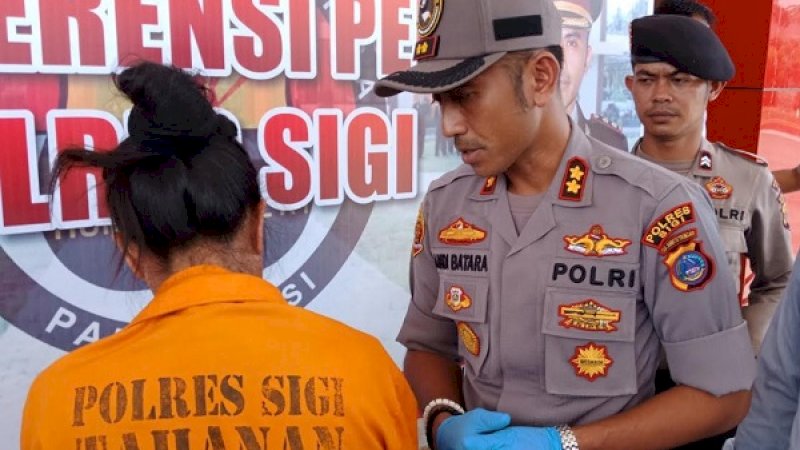 Kapolres Sigi, AKBP Andi Batara, mencecar pertanyaan ke Fatimah seputar aktivitasnya mengedarkan narkoba.