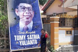 Relawan Tomy Satria Pasang Baliho Hingga Pelosok Desa