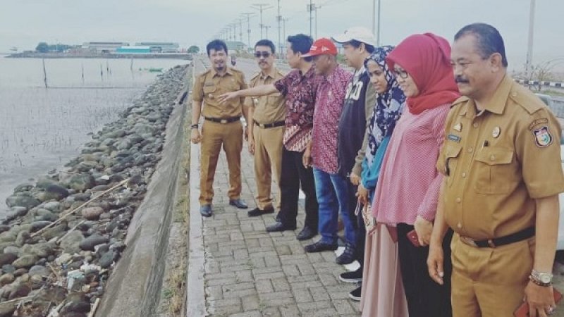 Camat Biringkanaya, Andi Syahrum Makkuradde (kedua dari kiri), bersama WD 3 FIB Unhas, Andi Akhmar (menunjuk), dan rombongan lainnya, saat meninjau lokasi baksos penanaman mangrove yang akan digelar Sabtu, 23 November 2019 mendatang.