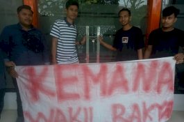 Disambut Kursi Kosong Saat Demo, Mahasiswa Segel Kantor DPRD Wajo