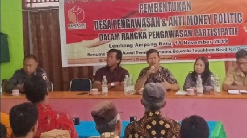 Badan Pengawas Pemilu (Bawaslu) mengadakan sosialisasi pembentukan desa pengawasan dan anti money politics di Lembang Ampang Batu, Kecamatan Rindingallo, Senin, (11/11/2019) kemarin.