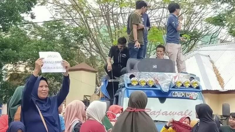 Aksi demonstrasi warga Lebangmanai, Kecamatan Rumbia.