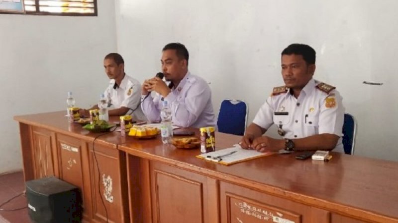 Camat Wattang Sidenreng (Watsid) Sidrap, Hidayatullah Abbas, mengumpulkan para kepala desa (kades) dan lurah di wilayah kerjanya, Rabu (13/11/2019).