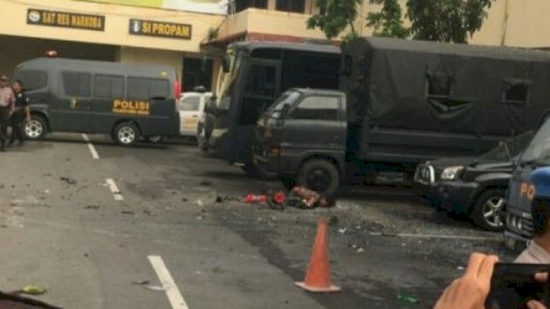 Jasad pelaku teronggok di dekat truk polisi.