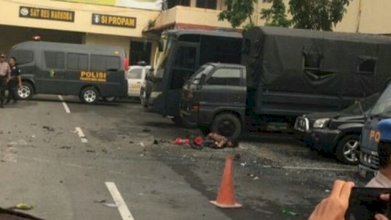 Seorang yang diduga pelaku bom bunuh diri, tampak terkapar di dekat mobil truk polisi di Mapolrestabes Medan.