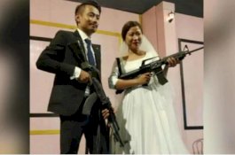 Tamu Undangan Kaget, Pengantin Acungkan Senapan Serbu Selama Resepsi