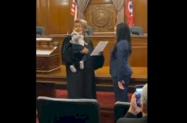 Momen Manis, Hakim Gendong Bayi Pengacara Selama Sumpah Jabatan