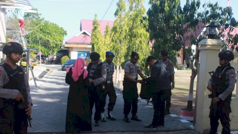 Petugas jaga tampak memeriksa barang bawaan pengunjung di Mapolres Bulukumba.