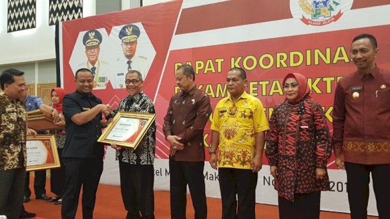 Wagub Sulsel, Andi Sudirman Sulaiman menyerahkan penghargaan kepada Wakil Wali Kota Parepare, Pangerang Rahim.