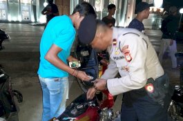 Cegah Teror, Seluruh Tamu Polres Gowa dan Warga Digeledah di Depan Polisi Bersenjata Lengkap