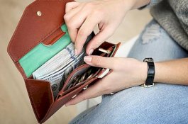 Bolehkan Istri Mengambil Uang di Dompet Suami Tanpa Izin?