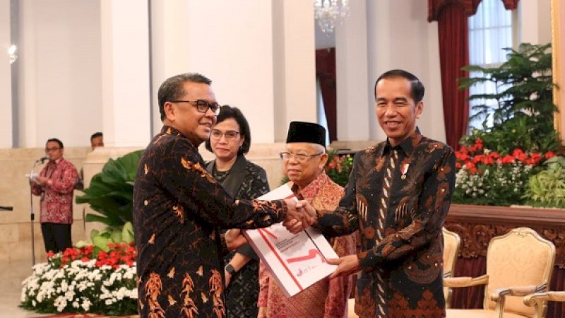 
Penyerahan Daftar Isian Pelaksanaan Anggaran (DIPA) oleh Presiden RI, Joko Widodo (kanan), kepada Gubernur Sulsel, Nurdin Abdullah, di Istana Negara, Jakarta, Kamis (14/11/2019).