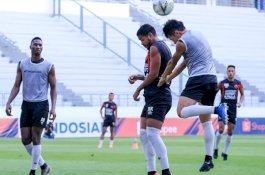 Susunan Pemain PSM Lawan Persebaya: Pasang 5 Bek, Ferdinand Target Man