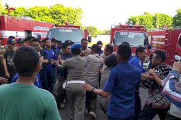 Keluhkan Honor, Aksi Petugas Damkar Barru di Depan Kantor Bupati Ricuh