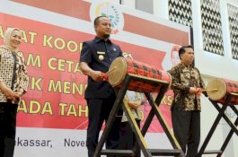 Di Rakor Disdukcapildalduk, Wagub Sulsel Serahkan Penghargaan ke 5 Daerah