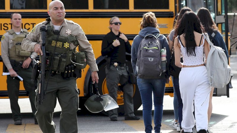 Para siswa dievakuasi (AFP)