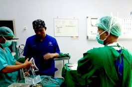 Rahang Polisi Sirenja Patah Berkeping-keping, Dokter Ahli Lantamal VI Bantu Operasi Penyambungan