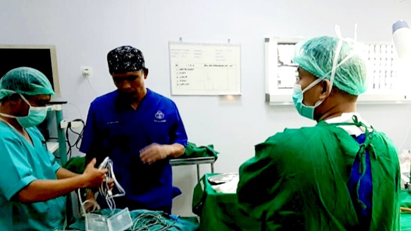 Dokter ahli bedah mulut Lantamal VI Makassar, Letkol Laut (K) drg Heri Herliana, SpBM, MHKes, MTr (Ospla) melakukan operasi terhadap Aipda Nabud Salama, Jumat (15/11/2019).