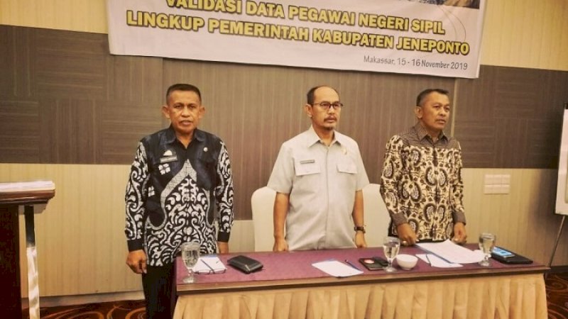 Kepala Badan Kepegawaian dan Pengembangan SDM Jeneponto, Muhammad Basir (tengah).