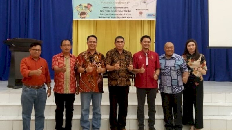 Dekan FEB UAJ Makassar, Dr. Fransiskus E. Daromes, Akt, CA (tengah) dan jajarannya, usai membuka Seminar Kelompok Studi Pasar Modal, Jumat (15/11/2019).