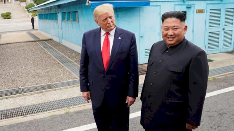Donald Trump dan Kim Jong Un bertemu di DMZ