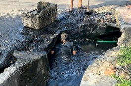 Respek! Satgas DLHK Bulukumba Menyelam demi Bersihkan Got Hitam Pekat