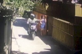 Dada Cewek Cantik Ini Diremas-remas Saat Asyik Main HP