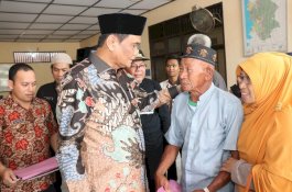Rasakan Duka Warga, Bupati Barru Temui Korban Kebakaran