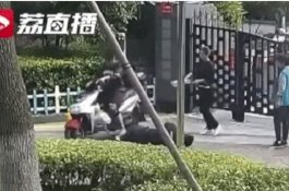 Tak Ingin Telat, Kurir Pengiriman Makanan Ini Robohkan Dua Sekuriti