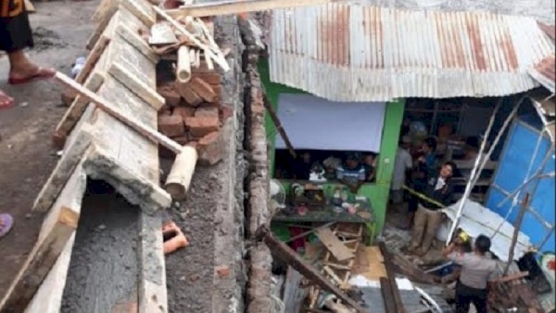 Rumah Hamidah di Ballaparang, Kelurahan Kalase'rena, Kecamatan Bontonompo, hancur dihantam material dari bangunan rumah tinggi di dekatnya.