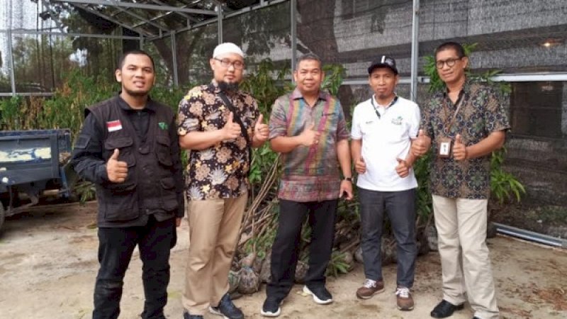 Dompet Dhuafa dan PLN membagikan bibit pohon jelang Hari Menanam.