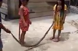 Lihat! Anak-anak Gadis ini Main Lompat Tali Pakai Ular Mati