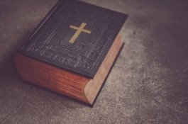 Ditembak di Dada, Polisi ini Selamat Berkat Alkitab di Sakunya