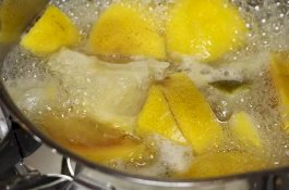 Rebus Lemon dan Minum Airnya Setelah Anda Bangun! Ini Manfaatnya