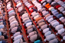 Azan Berkumandang Hentikan Rapat, Waktunya Salat