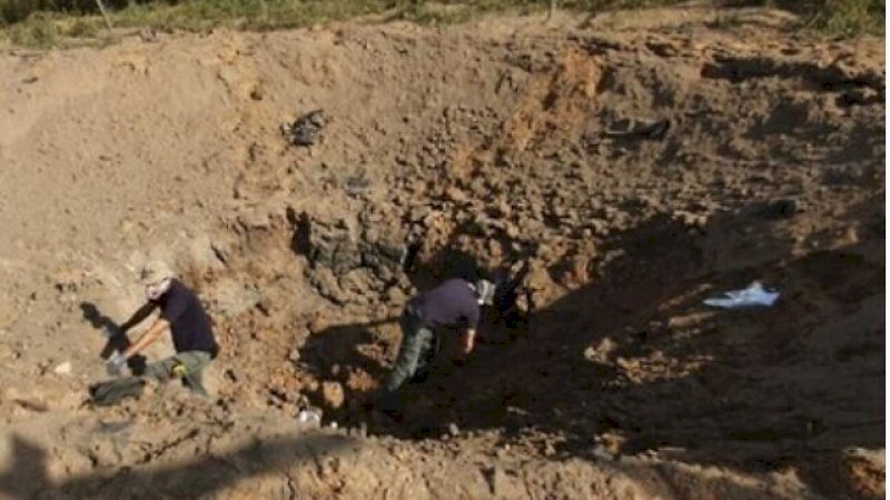 Israel memeriksa kawah yang disebabkan oleh roket Jihad Islam di Israel. (Channel 12)
