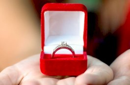 Calon Pengantin Pamer Cincin Berliannya, Tapi Orang-orang Jijik Dengan Kukunya