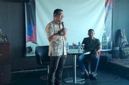 Aston Makassar Beri Apresiasi Kepada Tim Pembersih Kecamatan Ujung Pandang