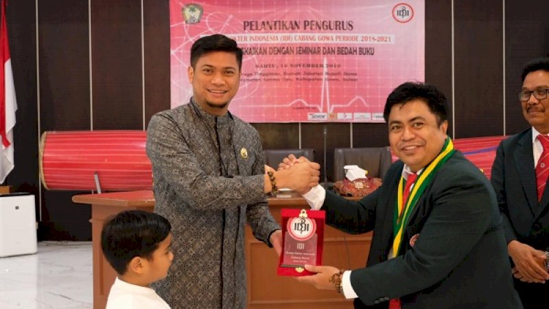 Bupati Gowa, Adnan Purichta Ichsan (kiri), saat menghadiri pelantikan pengurus IDI Cabang Gowa Periode 2018-2021, di Baruga Tinggimae Rumah Jabatan Bupati Gowa, Sabtu (16/11/2019).