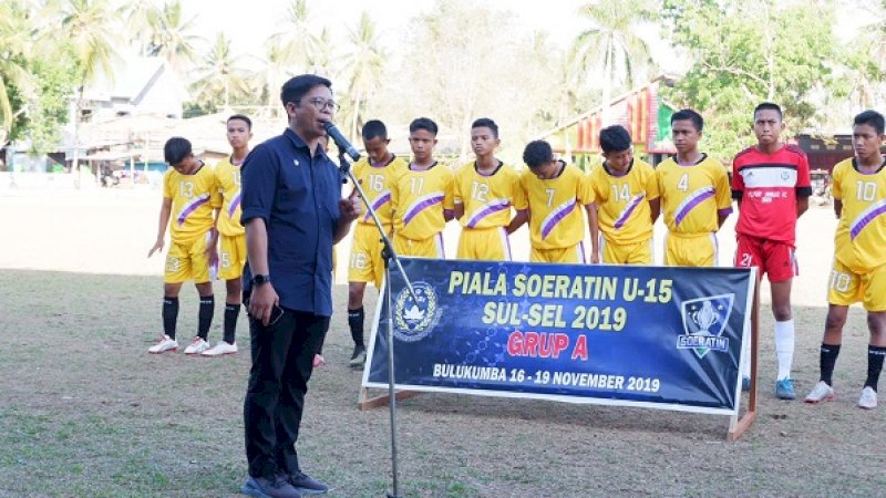 Piala Soeratin U-15 di Bulukumba resmi dibuka oleh Wakil Bupati Bulukumba, Tomy Satria Yulianto, di Lapangan Tammatto, Kecamatan Ujung Loe, Kabupaten Bulukumba, Sabtu (16/11/2019).