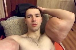 Manusia 'Popeye' Keluarkan 6 Liter Jelly dari Bisepnya