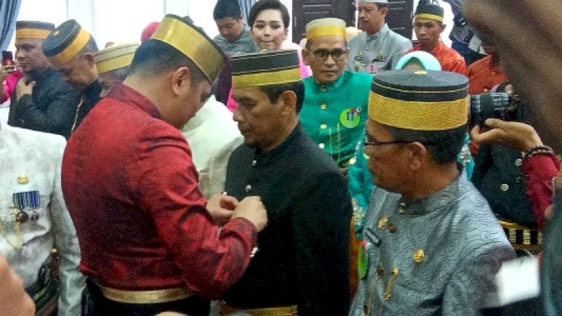 Pejabat pemerintah yang merupakan kepala dinas dan kepala bagian lingkup Pemerintah Kabupaten (Pemkab) Gowa berhasil mendapat pin emas dan penghargaan pada moment Hari Jadi Gowa (HJG) ke-699.