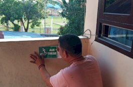 Inovasi Baru, Satlantas Polres Barru Pasang Rambu Jalur Evakuasi bagi Pemohon SIM