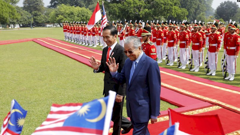 Perdana Menteri Malaysia Mahathir Mohamad bersama Presiden Joko Widodo di Istana Bogor, 29 Juni 2018. (Foto: AP)