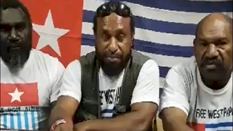 Ketua OPM Jeffrey Bomanak (tengah) memperlihatkan undangan dari Bougainville untuk menyaksikan referendum dari negara bagian Papua Nugini itu pada 23  November mendatang.