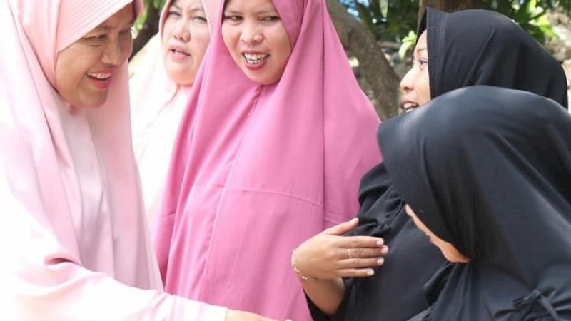 Hj Hasnah Syam (kiri)